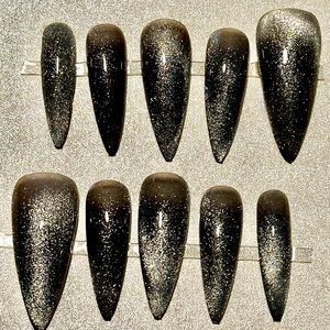 Sparkle silver and black press on nails. Handmade